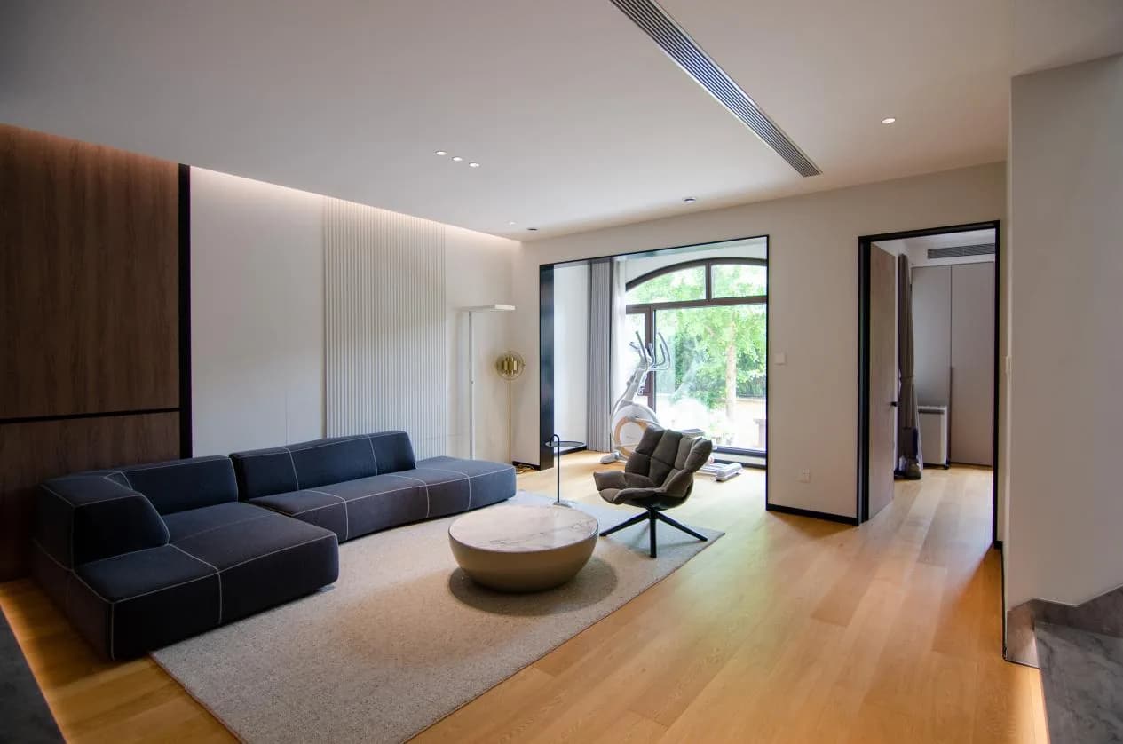 Longfor Yanlan Shan: Residence 01: Living room with floor-to-ceiling windows