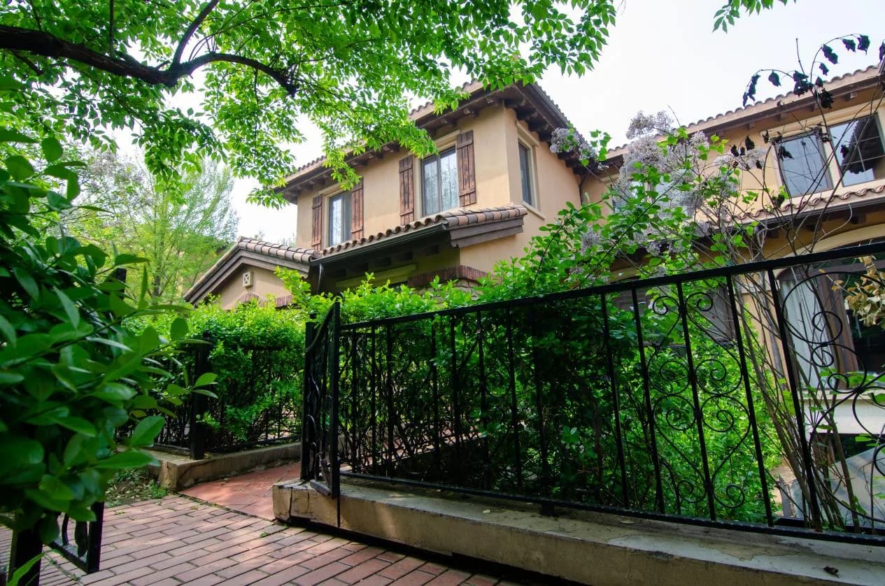 Longfor Yanlan Shan: Residence 02: Courtyard exterior of the residence