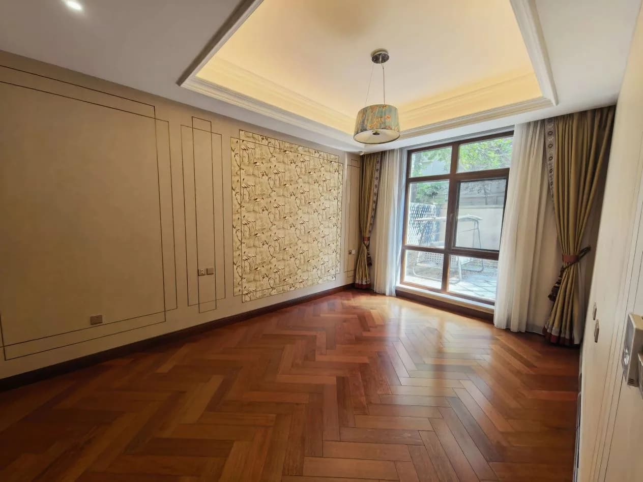 Longfor Shuanglong Yuanzhu: Residence 03: Bedroom with floor-to-ceiling windows