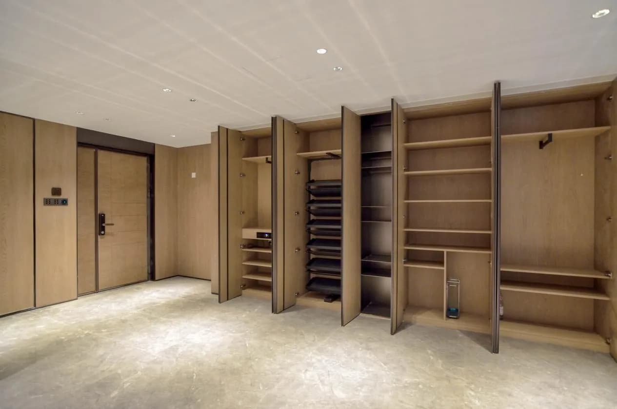 Longfor Yunhe Yubi: Residence 03: Bedroom and wardrobe