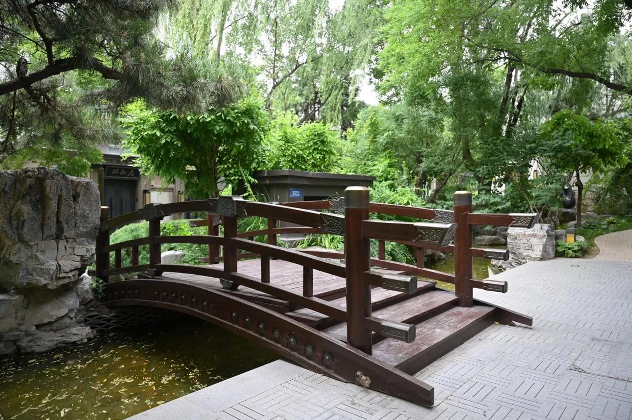 Jinglin Yuanzhu: Project photography: Garden bridge and water feature