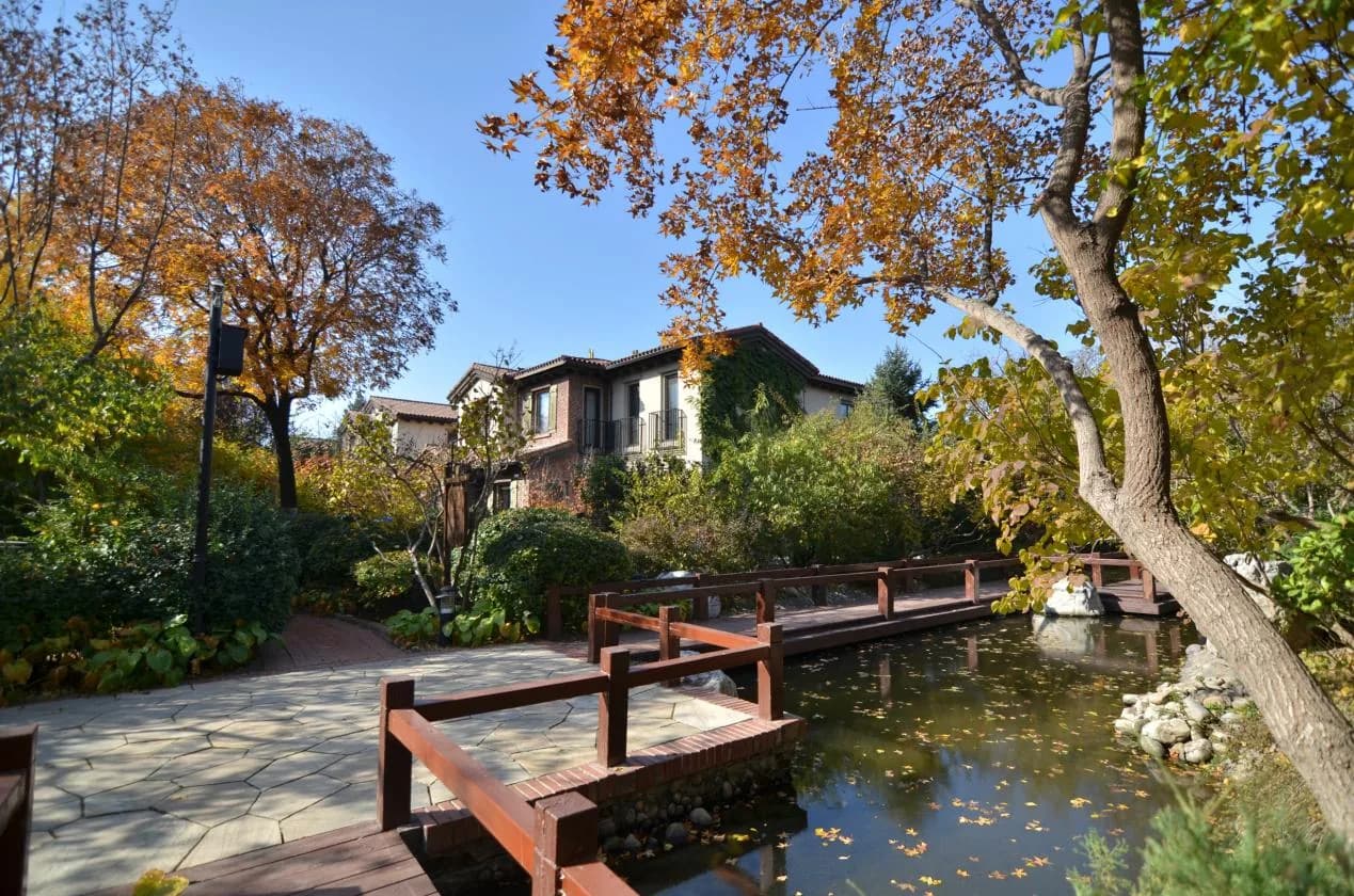 Longfor Yanlan Shan: Community photography: Tree-lined courtyard with seating