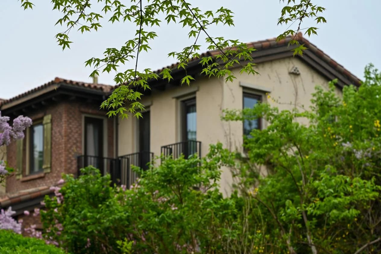 Longfor Yanlan Shan: Community photography: Garden elevation of a townhouse