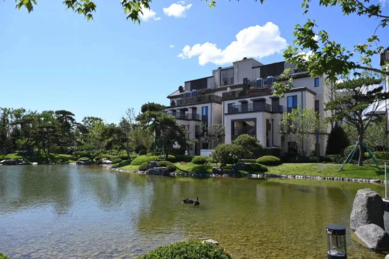 Longfor Yunhe Yubi: On-site project photography: Community lake and residences